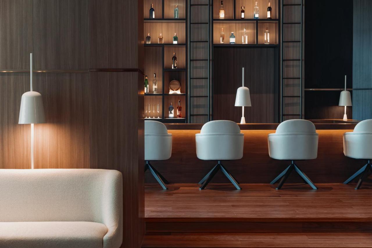 Kimpton Maa-Lai Bangkok By Ihg Hotel Exterior foto The bar at the hotel